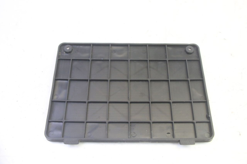 photo de CACHE BATTERIE JM MOTORS SANTANA EVO 50 (2024 - 2026) - Zoom état d’usage