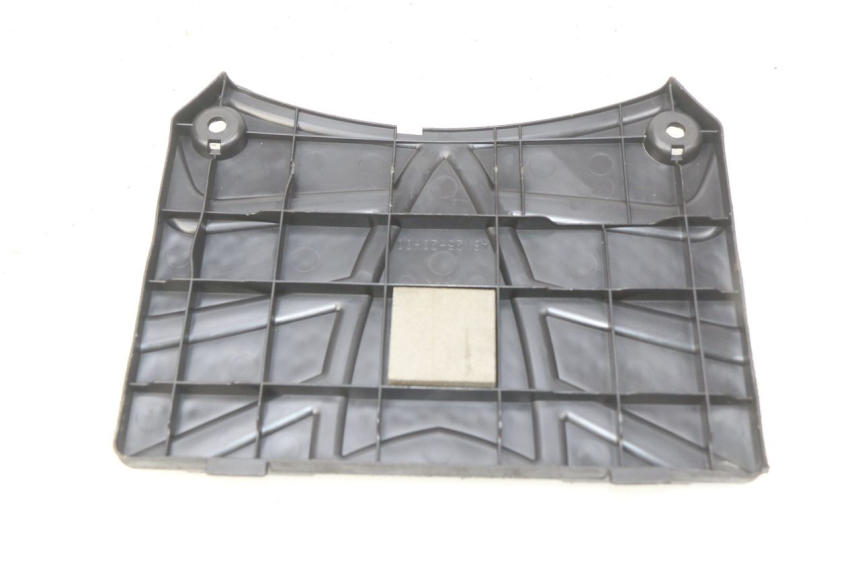 photo de CACHE BATTERIE SUZUKI SIXTEEN 125 (2008 - 2010) - Détail de la pièce