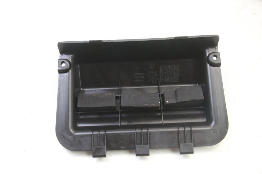 photo de CACHE BATTERIE APRILIA SR 2T 50 (2018 - 2022) - Autre angle de vue