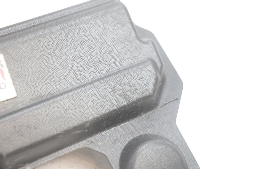 photo de CACHE BATTERIE APRILIA SR 2T 50 (2012 - 2017) - Zoom état d’usage