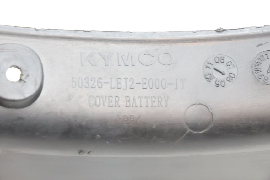 photo de CACHE BATTERIE KYMCO SUPER 8 2T 50 (2007 - 2013) - Points de fixation