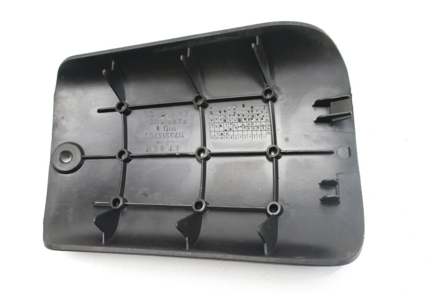 photo de CACHE BATTERIE PEUGEOT TKR TREKKER FURIOUS 50 (2005 - 2014) - Détail de la pièce