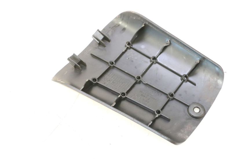 photo de CACHE BATTERIE PEUGEOT TREKKER TKR 50 (2005 - 2014) - Détail de la pièce
