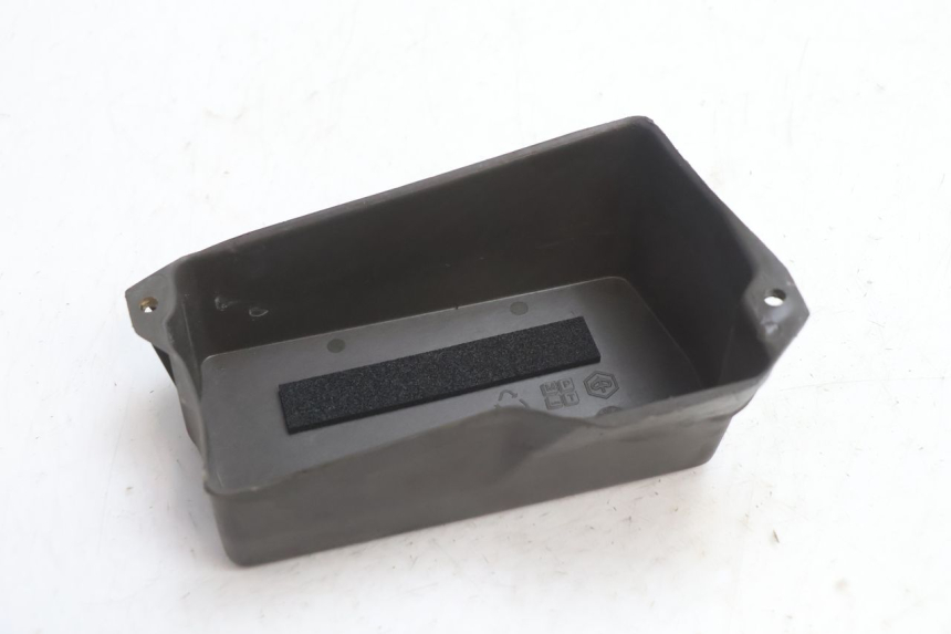 photo de CACHE BATTERIE PIAGGIO TYPHOON 50 (2000 - 2009) - Gros plan technique
