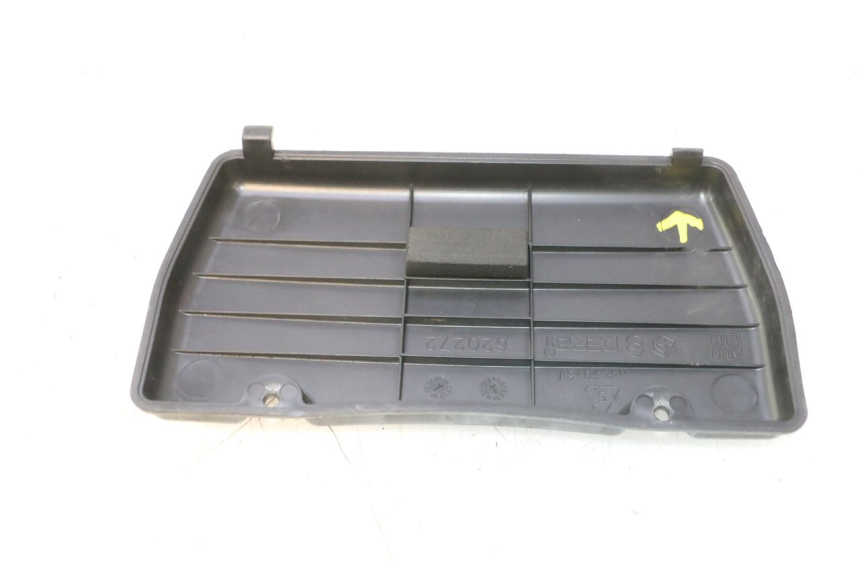 photo de CACHE BATTERIE PIAGGIO X8 STREET 125 (2006 - 2007) - Détail de la pièce