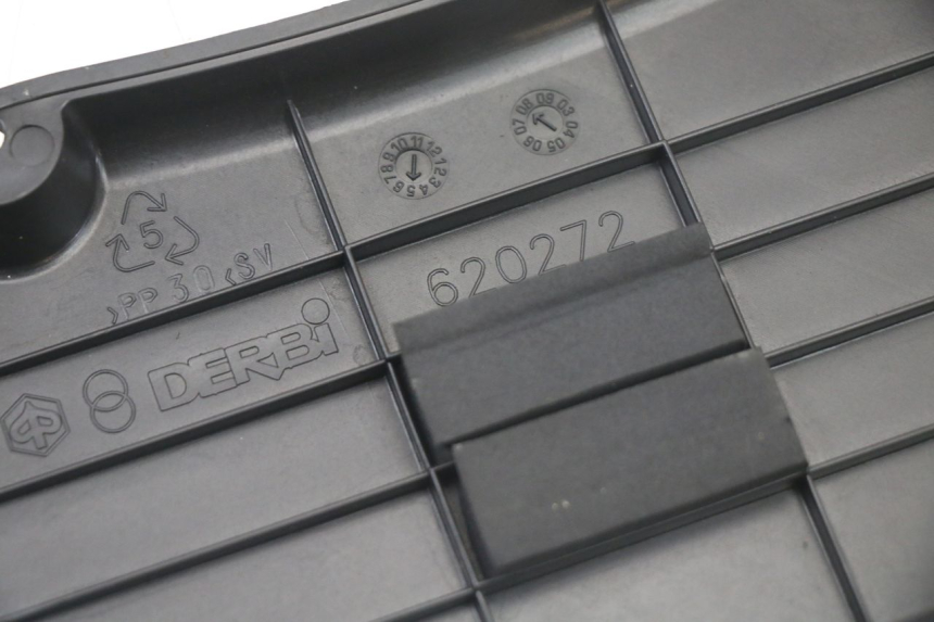 photo de CACHE BATTERIE PIAGGIO XEVO - X EVO 125 (2007 - 2017) - Gros plan technique