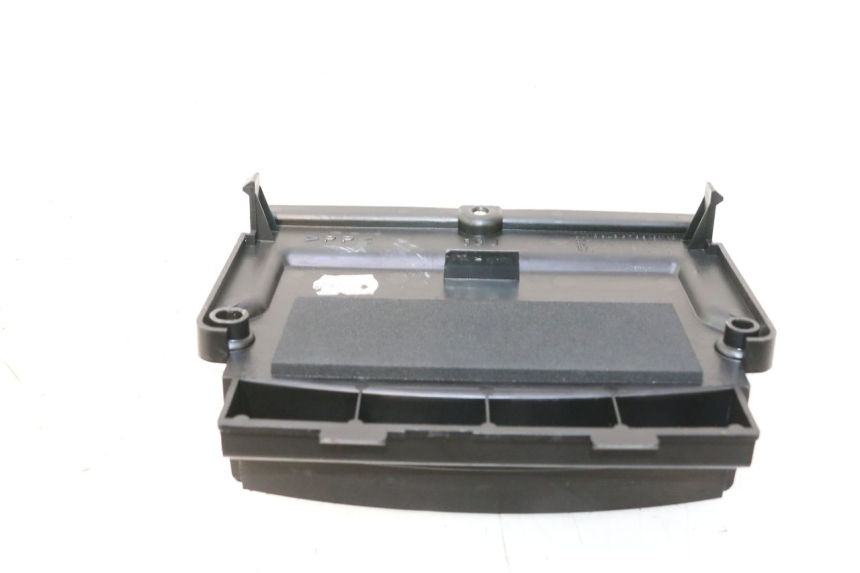 photo de CACHE BATTERIE YAMAHA XP T-MAX ABS 500 (2005 - 2005) - Zoom état d’usage