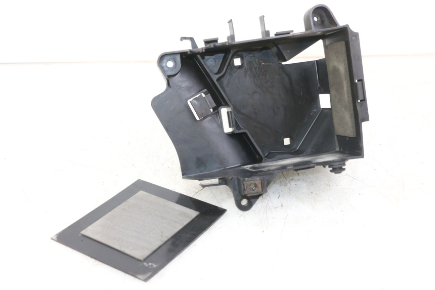 photo de CACHE BATTERIE YAMAHA XVS DRAG STAR DRAGSTAR 650 (1997 - 2007) - Gros plan technique