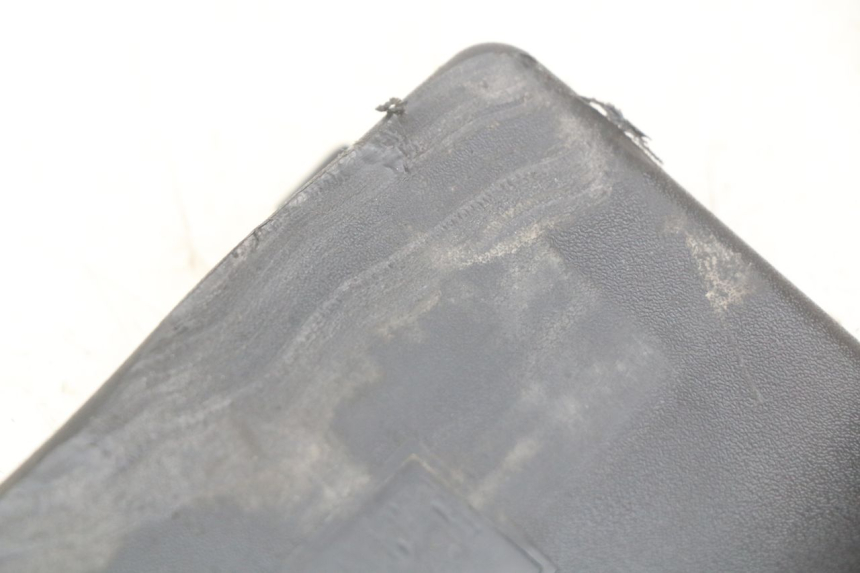 photo de CACHE BATTERIE PIAGGIO ZIP 2T 50 (2009 - 2019) - Zoom état d’usage