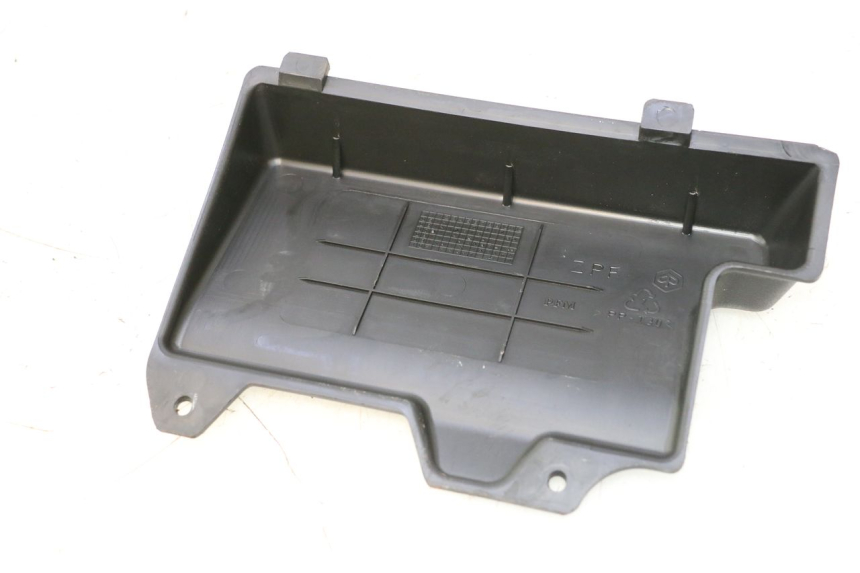 photo de CACHE BATTERIE PIAGGIO ZIP 2T 50 (2009 - 2019) - Détail de la pièce