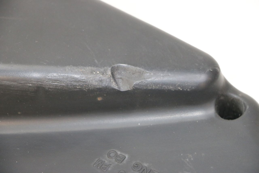 photo de CACHE BOITE AIR PEUGEOT SATELIS 125 (2013 - 2018) - Autre angle de vue