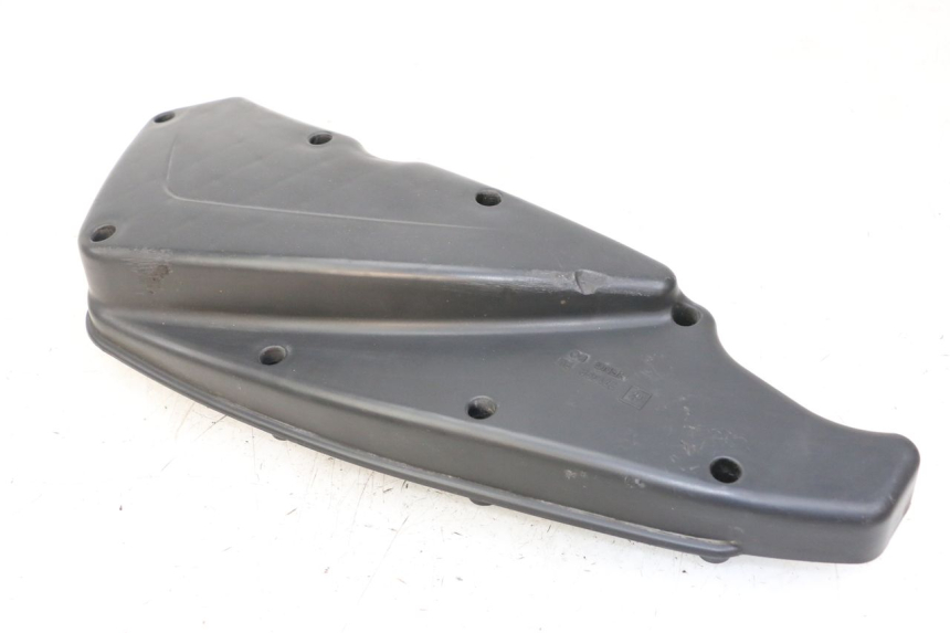 photo de CACHE BOITE AIR PEUGEOT SATELIS 125 (2013 - 2018) - Gros plan technique