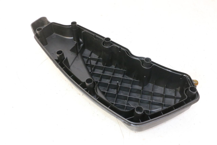 photo de CACHE BOITE AIR PEUGEOT SATELIS 125 (2013 - 2018) - Détail de la pièce