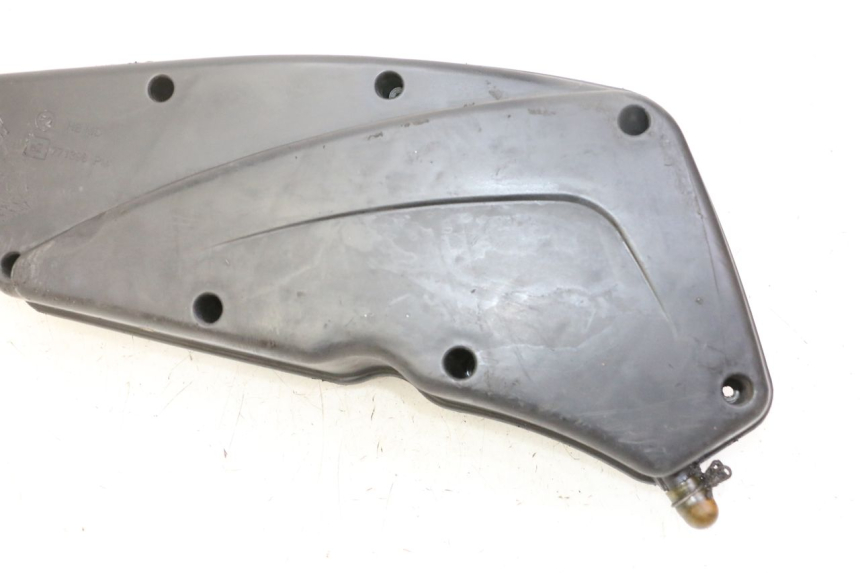 photo de CACHE BOITE AIR PEUGEOT SATELIS 125 (2013 - 2018) - Vue d’ensemble