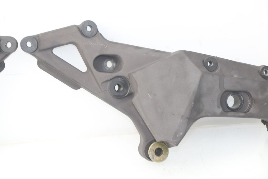 photo de CACHE CHASSIS LATERAL MV AGUSTA BRUTALE R WALLY 910 (2008 - 2008) - Points de fixation