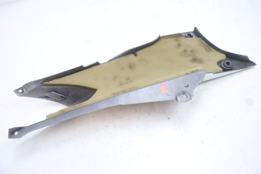 photo de CACHE CHASSIS LATERAL DROIT YAMAHA FJR 1300 (2001 - 2005) - Gros plan technique