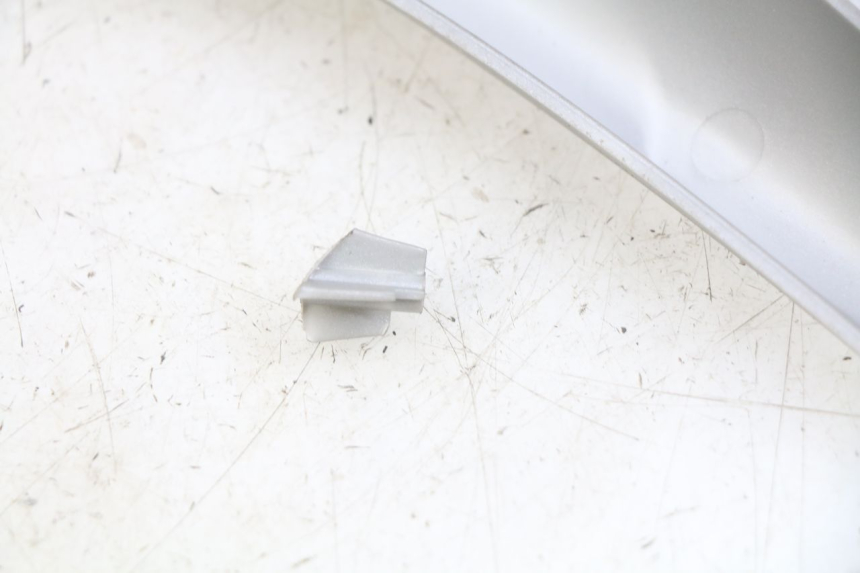 photo de CACHE CHASSIS LATERAL DROIT PIAGGIO FLY 2T 50 (2004 - 2017) - Gros plan technique