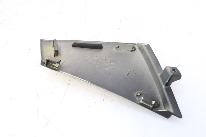 photo de CACHE CHASSIS LATERAL DROIT KAWASAKI GPX F ZX750F 750 (1986 - 1990) - Zoom état d’usage