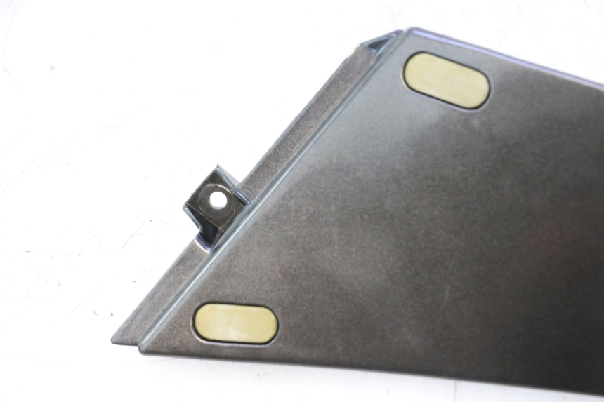 photo de CACHE CHASSIS LATERAL DROIT KAWASAKI GPX F ZX750F 750 (1986 - 1990) - Gros plan technique