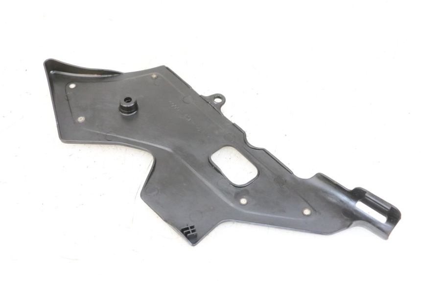 photo de CACHE CHASSIS LATERAL DROIT HONDA CBR F 1000 (1993 - 1996) - Gros plan technique
