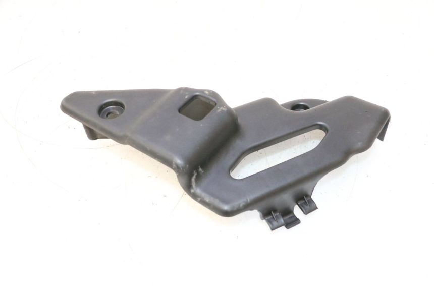 photo de CACHE CHASSIS LATERAL DROIT KYMCO MXU R 250 (2004 - 2010) - Gros plan technique
