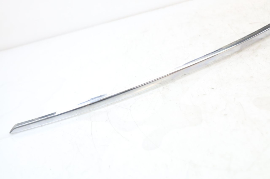 photo de CACHE CHASSIS LATERAL DROIT PEUGEOT DJANGO 125 (2014 - 2017) - Détail de la pièce