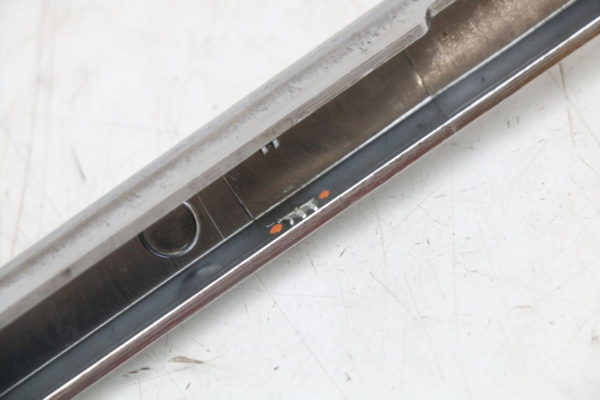 photo de CACHE CHASSIS LATERAL DROIT PEUGEOT DJANGO 125 (2014 - 2017) - Marquages et références