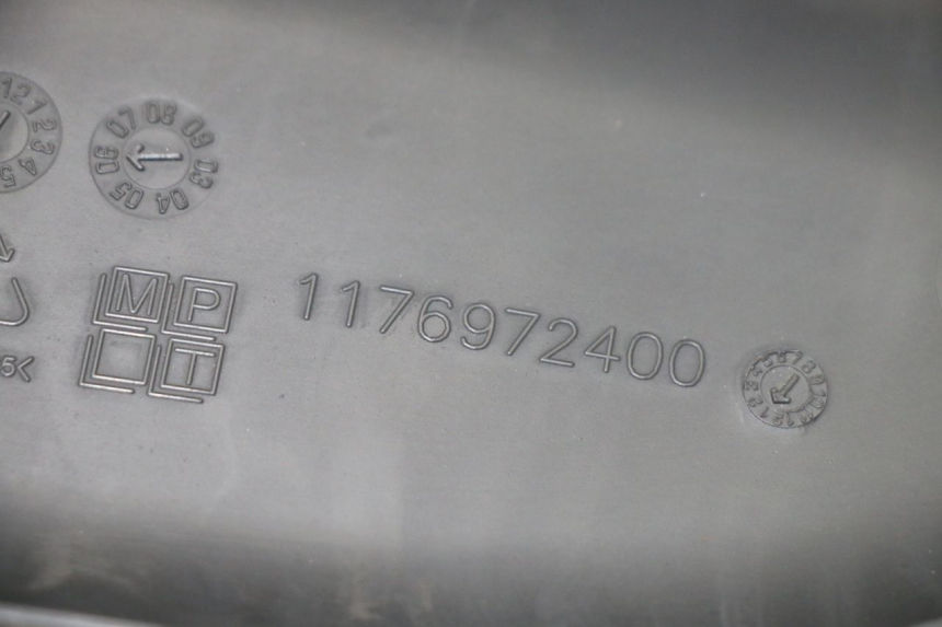 photo de CACHE CHASSIS LATERAL DROIT PEUGEOT SATELIS COMPRESSOR K15 125 (2006 - 2009) - Gros plan technique