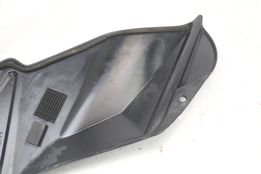 photo de CACHE CHASSIS LATERAL DROIT SUZUKI GSR 750 (2011 - 2017) - État de surface