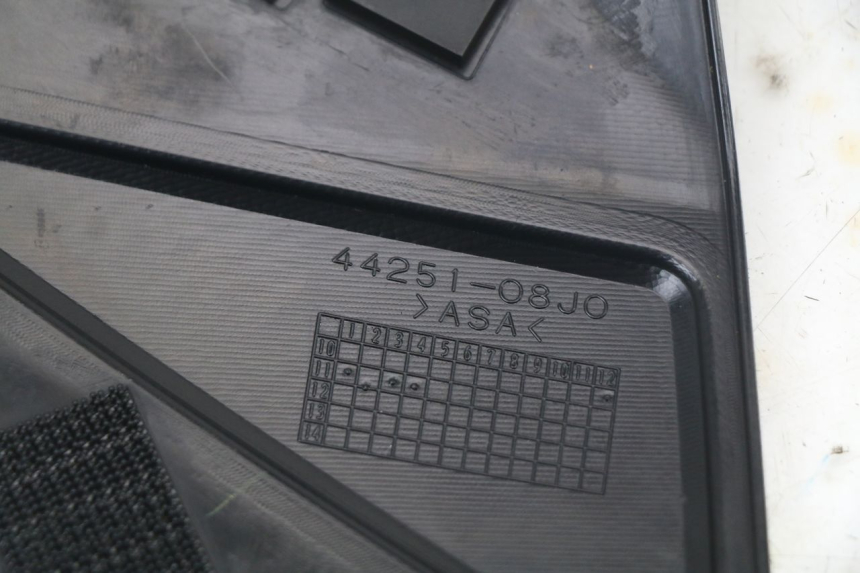 photo de CACHE CHASSIS LATERAL DROIT SUZUKI GSR 750 (2011 - 2017) - Marquages et références