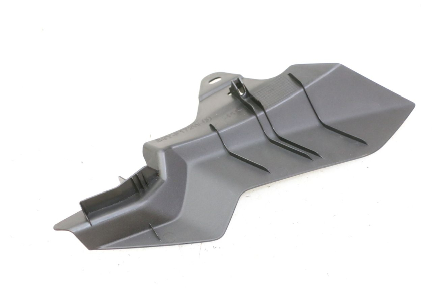 photo de CACHE CHASSIS LATERAL DROIT YAMAHA XMAX X-MAX 125 (2021 - 2025) - Gros plan technique