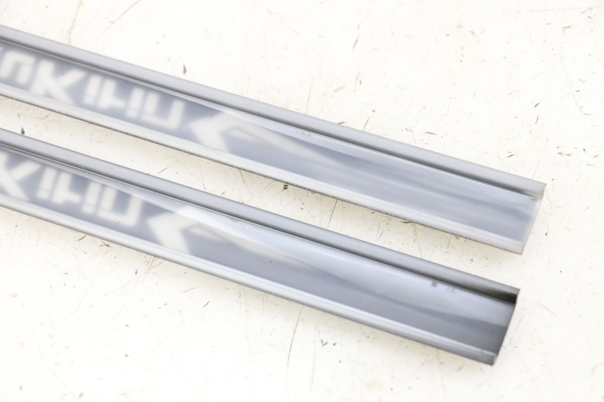 photo de CACHE CHASSIS LATERAL KUKIRIN G2 MASTER 1 - Marquages et références