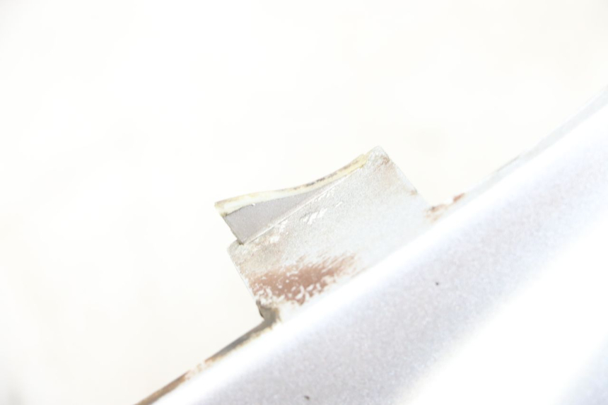 photo de CACHE CHASSIS LATERAL GAUCHE HYOSUNG GF 125 (2001 - 2005) - Détail de la pièce