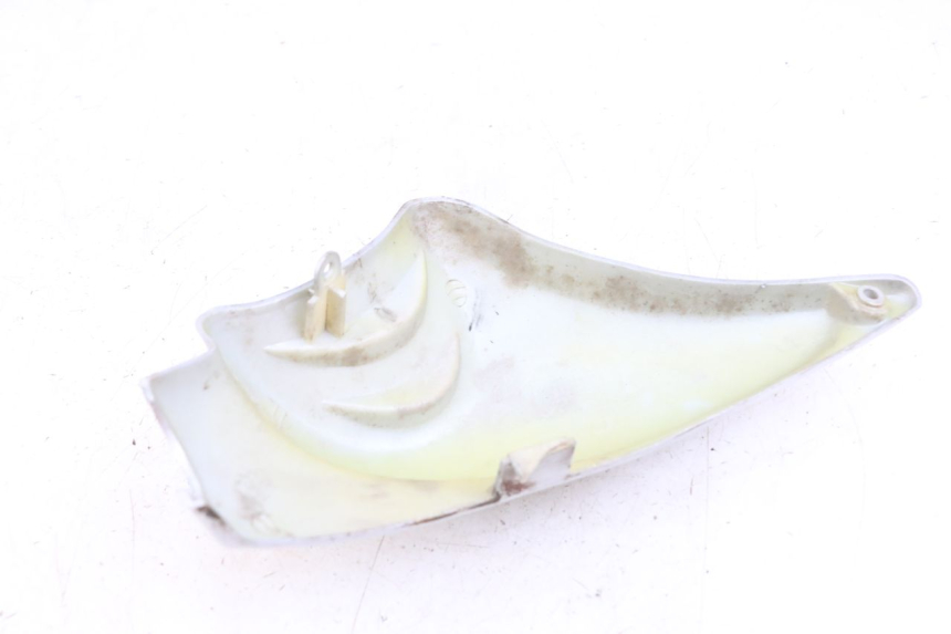 photo de CACHE CHASSIS LATERAL GAUCHE HYOSUNG GF 125 (2001 - 2005) - Zoom état d’usage