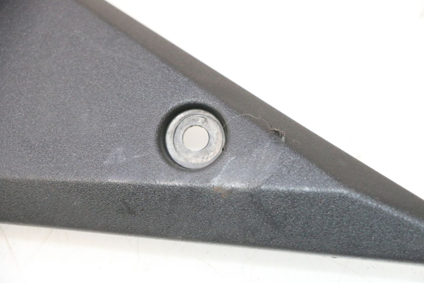 photo de CACHE CHASSIS LATERAL GAUCHE SUZUKI GSF N BANDIT 1200 (2001 - 2005) - Zoom état d’usage