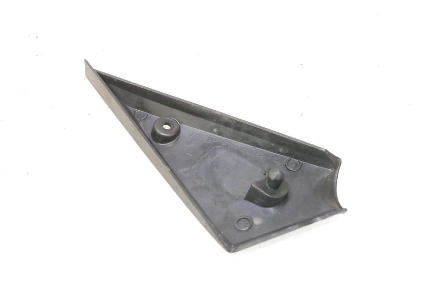 photo de CACHE CHASSIS LATERAL GAUCHE SUZUKI GSF N BANDIT 1200 (2001 - 2005) - Gros plan technique