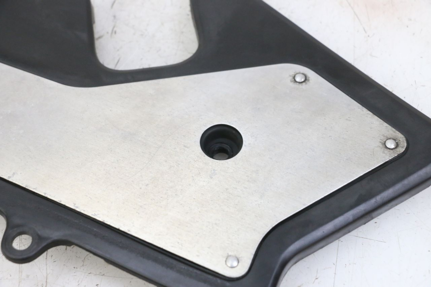 photo de CACHE CHASSIS LATERAL GAUCHE HONDA CBR F 1000 (1993 - 1996) - Gros plan technique