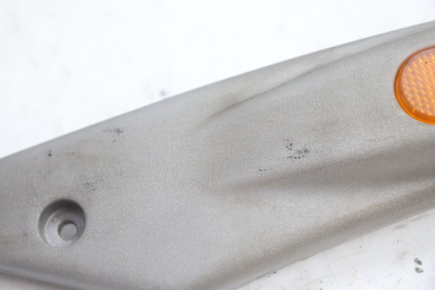 photo de CACHE CHASSIS LATERAL GAUCHE PIAGGIO LIBERTY 125 (1998 - 2008) - Gros plan technique