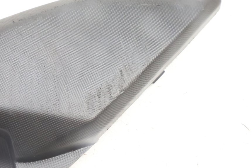 photo de CACHE CHASSIS LATERAL GAUCHE YAMAHA N-MAX NMAX 125 (2021 - 2024) - Zoom état d’usage