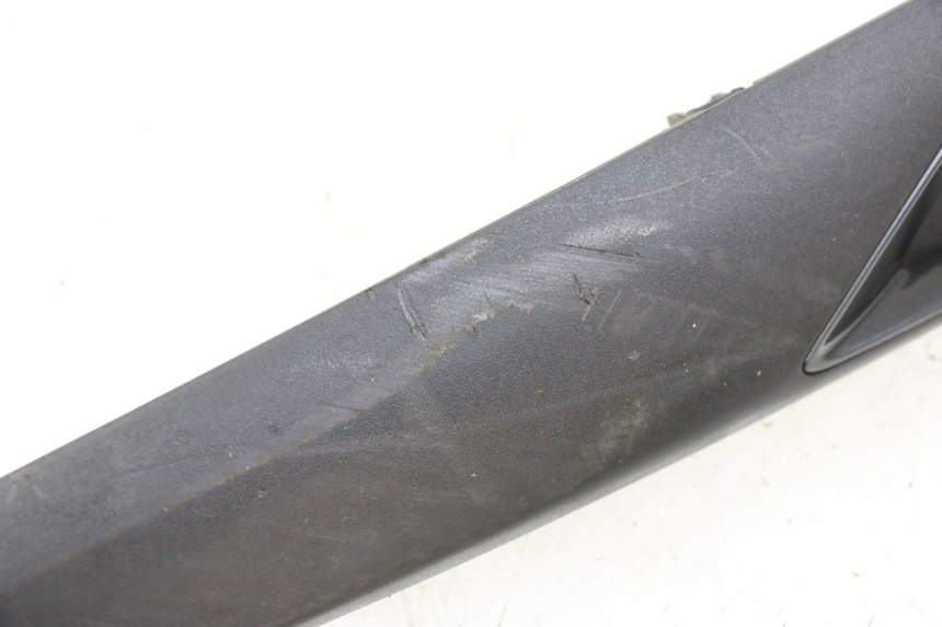 photo de CACHE CHASSIS LATERAL GAUCHE APRILIA SXR 50 (2021 - 2023) - Détail de la pièce