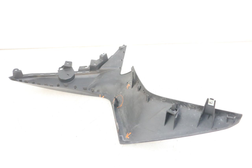 photo de CACHE CHASSIS LATERAL GAUCHE YAMAHA XMAX X-MAX ABS 125 (2017 - 2020) - Détail de la pièce