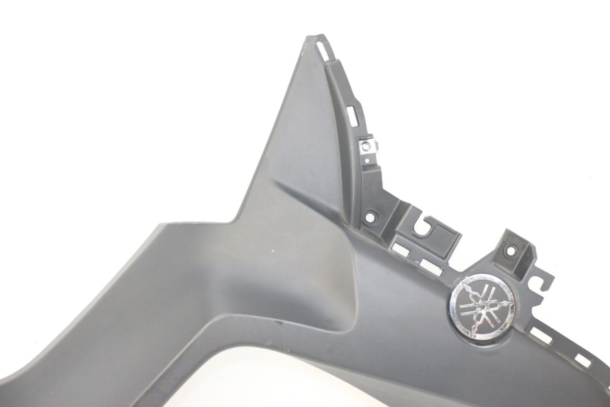photo de CACHE CHASSIS LATERAL GAUCHE YAMAHA XMAX X-MAX ABS 125 (2017 - 2020) - Vue rapprochée