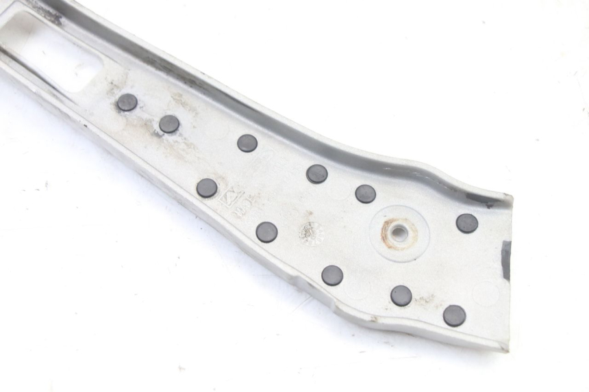 photo de CACHE CHASSIS LATERAL GAUCHE YAMAHA YZ 125 (2006 - 2016) - Points de fixation