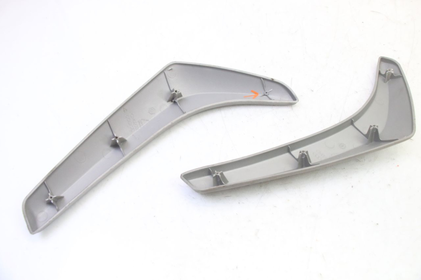 photo de CACHE CHASSIS LATERAL PIAGGIO LIBERTY 4T 50 (2009 - 2015) - Points de fixation