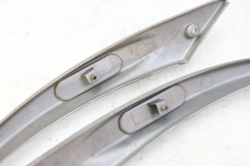 photo de CACHE CHASSIS LATERAL PIAGGIO LIBERTY 125 (1998 - 2008) - Détail de la pièce