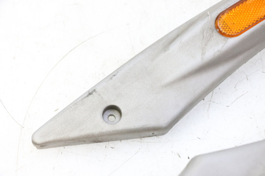 photo de CACHE CHASSIS LATERAL PIAGGIO LIBERTY 125 (1998 - 2008) - Détails caractéristiques