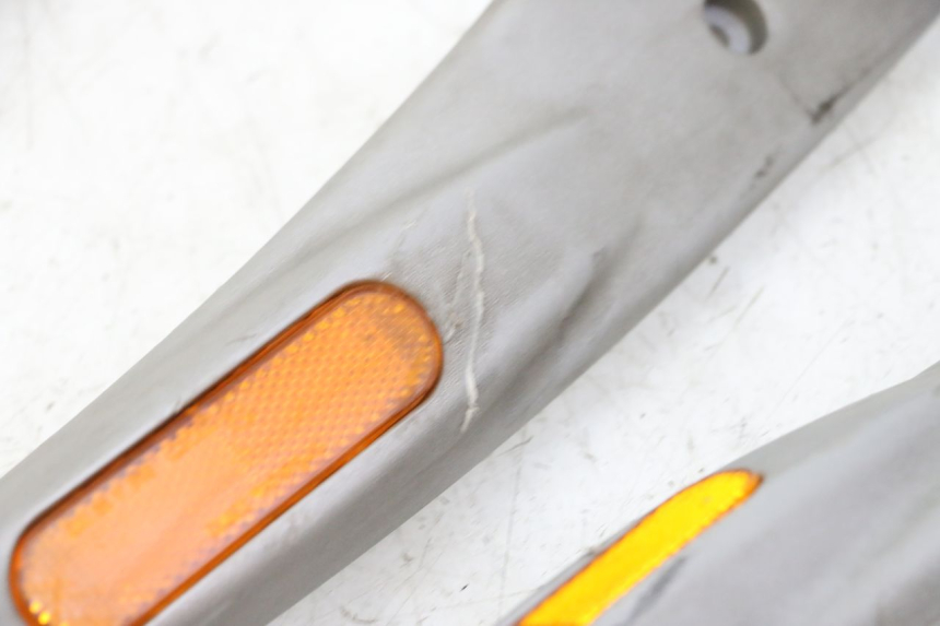 photo de CACHE CHASSIS LATERAL PIAGGIO LIBERTY 125 (1998 - 2008) - Points de fixation