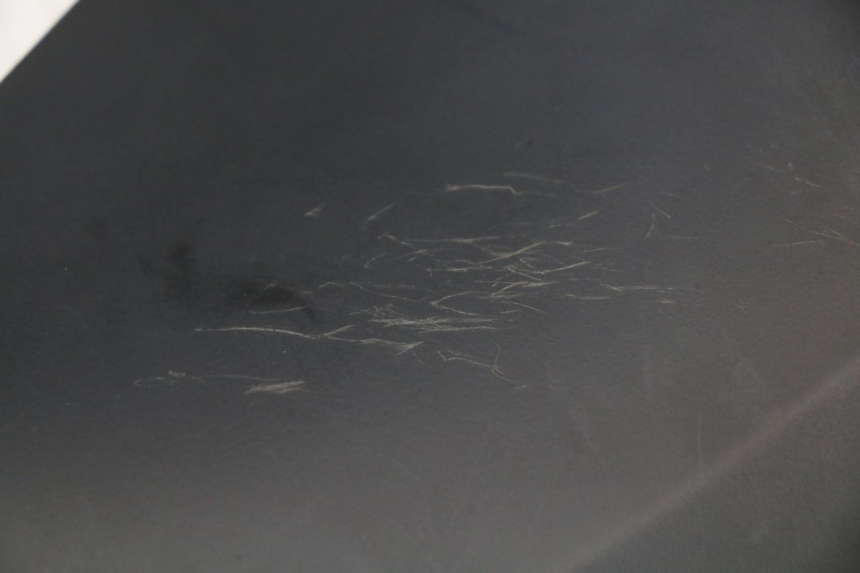 photo de CACHE CHASSIS LATERAL PIAGGIO MP3 HPE 350 (2018 - 2020) - Gros plan technique