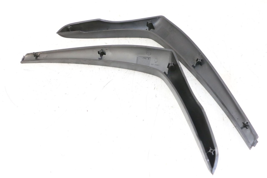 photo de CACHE CHASSIS LATERAL PIAGGIO BEVERLY 125 (1998 - 2005) - Détail de la pièce