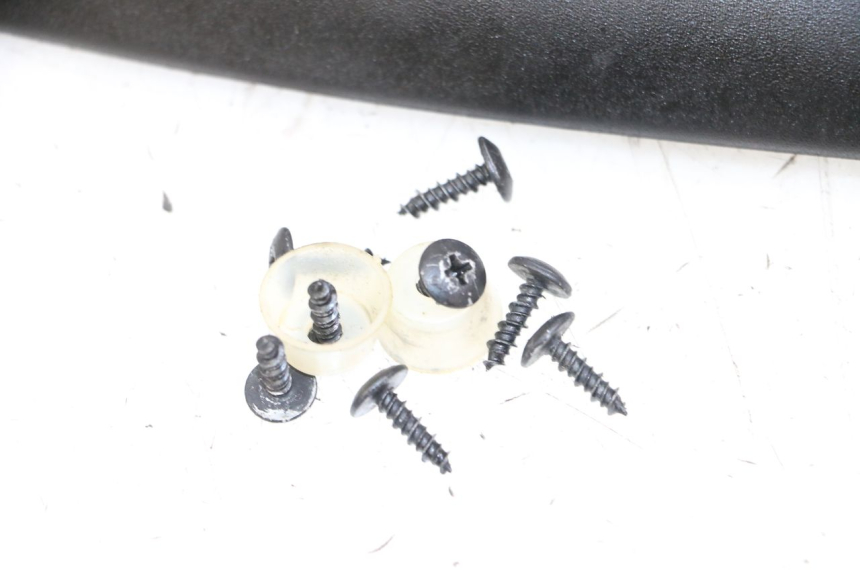 photo de CACHE CHASSIS LATERAL PIAGGIO BEVERLY 125 (1998 - 2005) - Points de fixation